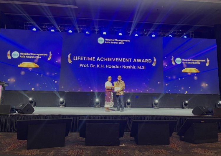 Hospital Management Asia Anugerahi Haedar Nashir Lifetime Achievement Award