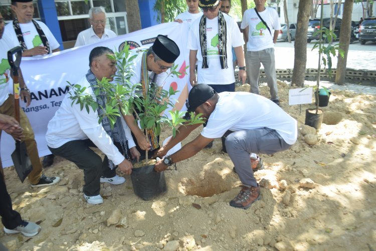 Muhammadiyah dan Kemenko PMK Lakukan Aksi Tanam Pohon di Kupang