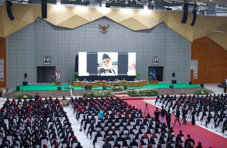 FKIP UMS Gelar Yudisium Pengukuhan dan Sumpah Profesi Guru 2025