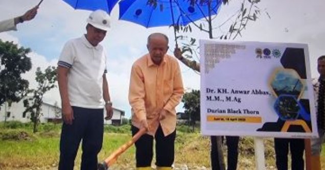 Anwar Abbas  Tanam Pohon Durian di Lokasi Pembangunan Gedung Muktamar ke-49