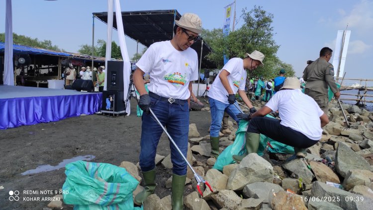 PLN UID Jakarta Raya Bersihkan Pantai Marunda, Bukti Nyata Peduli Lingkungan
