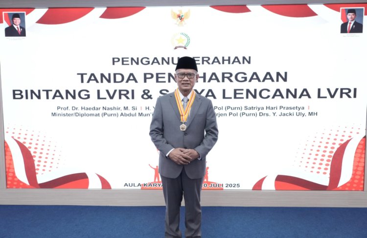 Haedar Nashir Terima Tanda Penghargaan Bintang LVRI